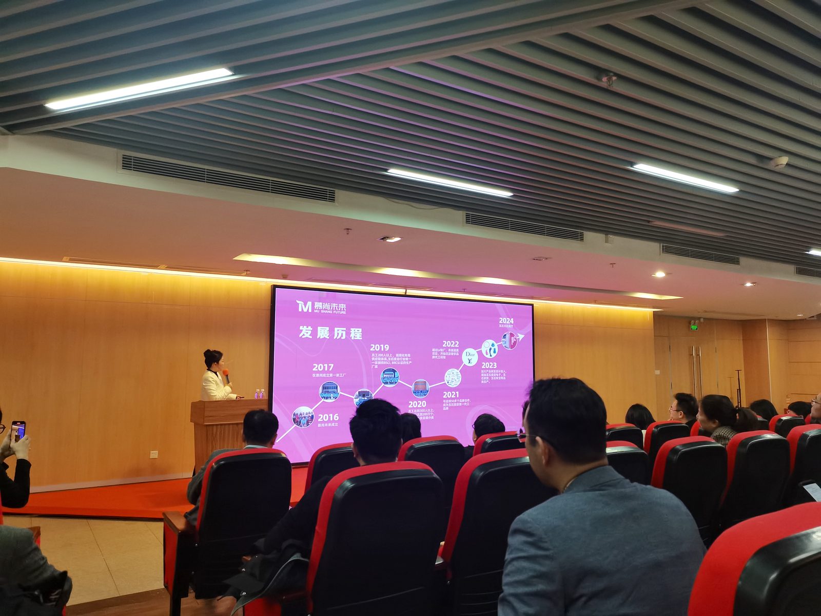 小刚老师在课程现场授课